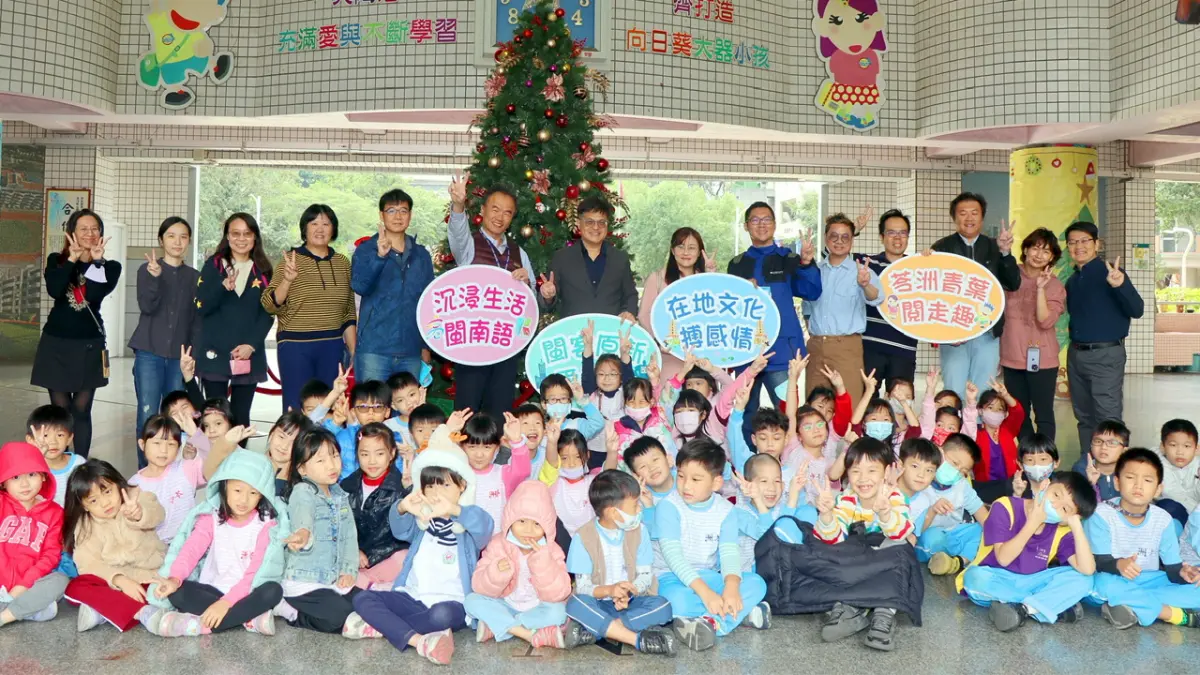 ▲高雄推動「閩南語沉浸式教學計畫」，教育局長謝文斌特別到苓洲國小陪伴師生共學閩南語。（圖／高市府教育局提供）