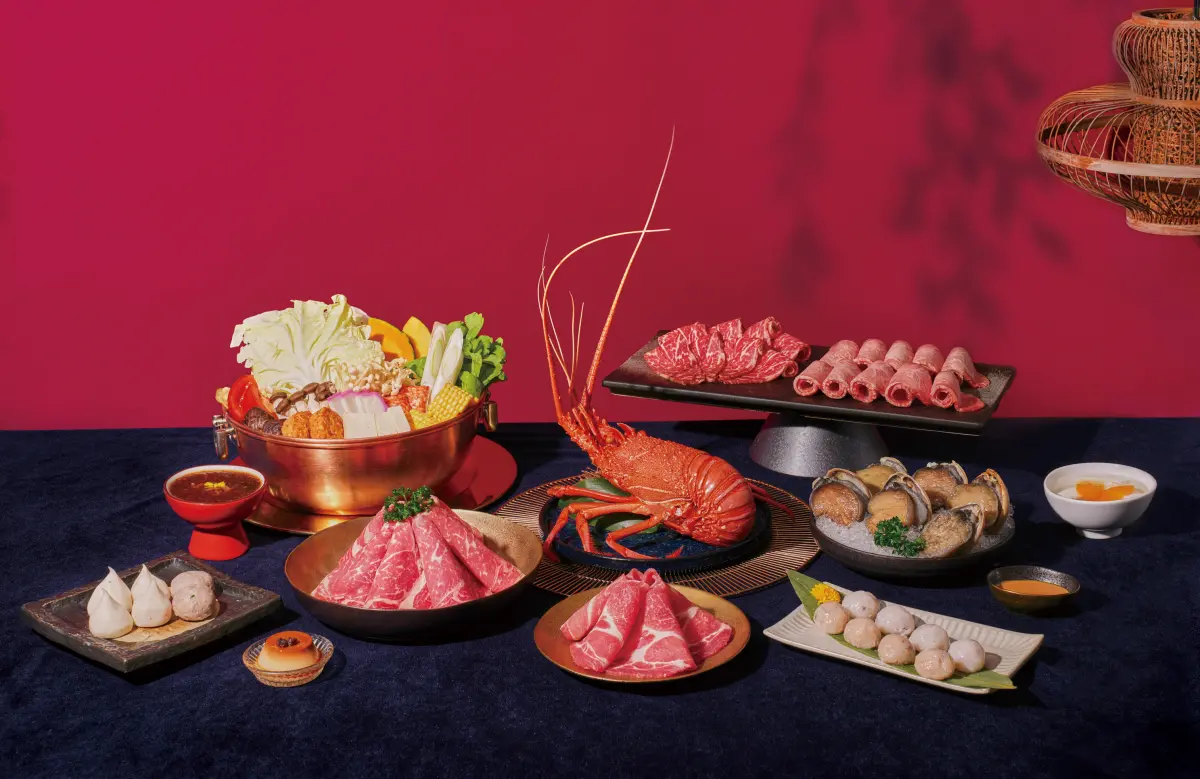 ▲橘色餐飲集團喜迎金龍年，推出5款年菜組合。嚴選很有龍年意味的澳洲龍蝦，搭配日本A5和牛、美國Prime牛小排等頂級肉品，6人餐15000元。（圖／橘色提供）