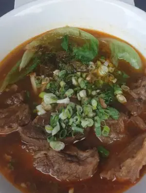 ▲八方雲集在8月時也推出牛肉麵,不僅乾麵受到歡迎,湯麵類也同樣獲得好評。(圖/曹藥師授權提供) ▲八方雲集在8月時也推出牛肉麵,不僅乾麵受到歡迎,湯麵類也同樣獲得好評。(圖/曹藥師授權提供)
