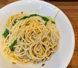 ▲八方雲集的乾麵吃起來麵條Q彈,勝過許多麵店的麵條口感,店內最有名的就是「招牌乾麵」以及「紹辣乾麵」兩款。(圖/八方雲集Google評價) ▲八方雲集的乾麵吃起來麵條Q彈,勝過許多麵店的麵條口感,店內最有名的就是「招牌乾麵」以及「紹辣乾麵」兩款。(圖/八方雲集Google評價)