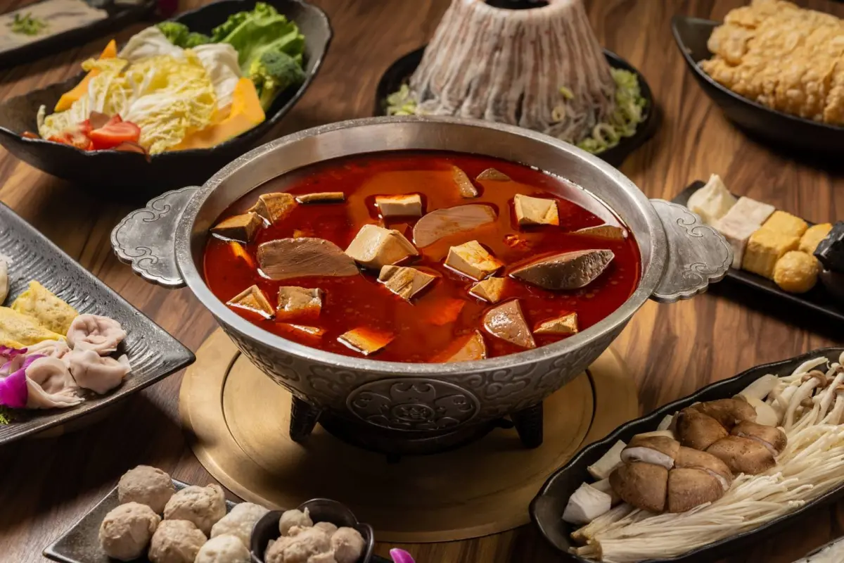 ▲「岩漿火鍋」使用獨家漢方藥材入鍋，堅持遵循傳統古法熬製、有著滿滿中藥淬煉出精華的鍋底。（圖／品牌提供）
