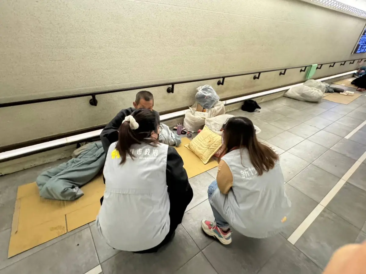 ▲寒流來襲，新竹市政府啟動低溫關懷機制，社工穿梭於街頭，發送圍巾、外套、手套暖暖包溫暖街友。（圖／新竹市政府提供）