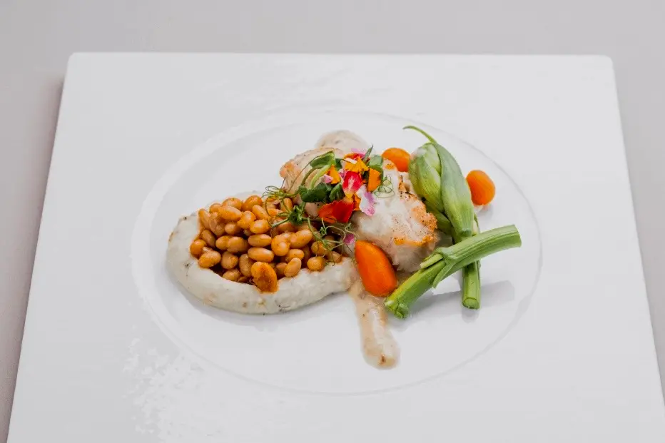 ▲南港老爺行旅Soft Kitchen推新菜，以南港區花﹘桂花為靈感設計四道義法料理，全新主菜中的「爐烤香料鱷魚肉」最令人感到新鮮。（圖／南港老爺提供）