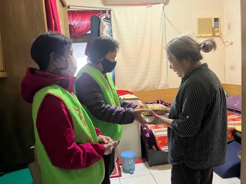 ▲針對列冊 324 位獨居老人，市府也結合 11 個志工團體，加強關懷訪視次數，提醒獨老長輩注意保暖及日夜溫差。（圖／新竹市政府提供）