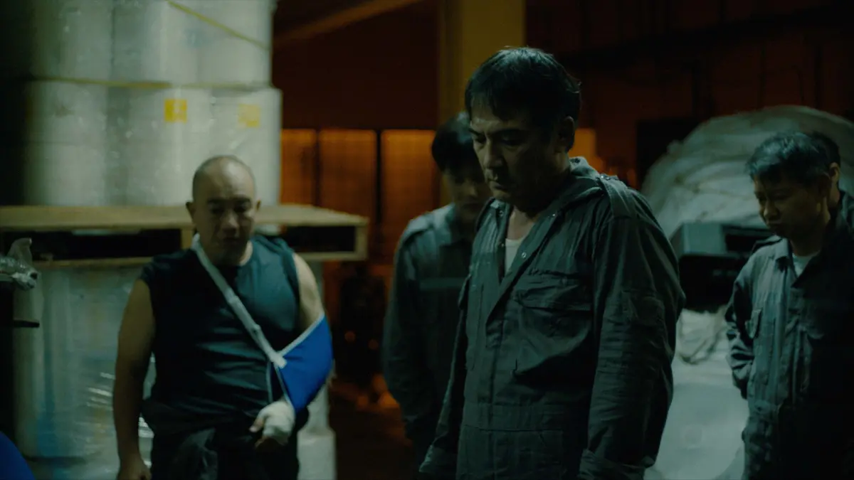 ▲ 戴立忍飾演遠從台灣到新加坡謀生的消毒工人。（圖／飛望影像有限公司提供）