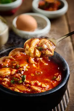 ▲FOND訪 韓國傳統豆腐鍋限時限店「任選鍋物買一送一」。（圖／風間餐飲集團提供）