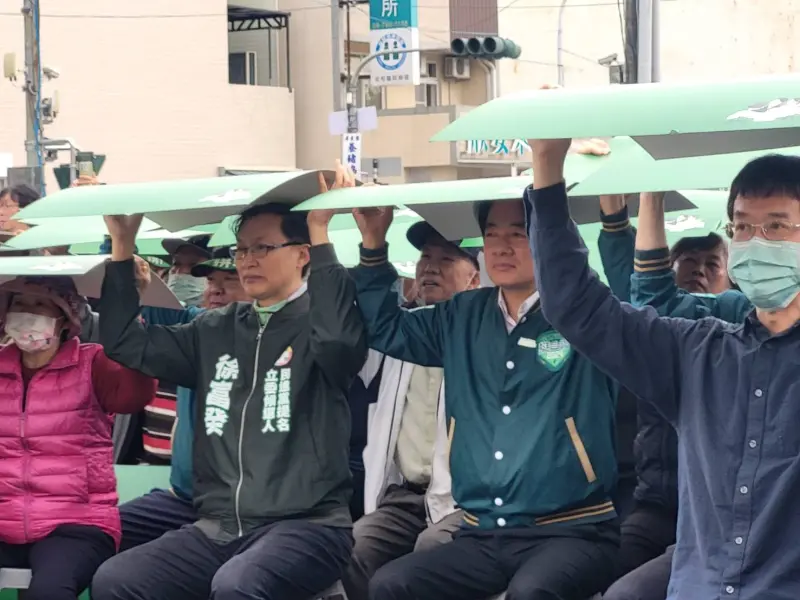 ▲啟動為期四天的「唱土地的歌,拼咱的希望」環島拼圖行動,並在活動中加入拼字行列。(圖/記者陳佩君攝,2023.12.21)