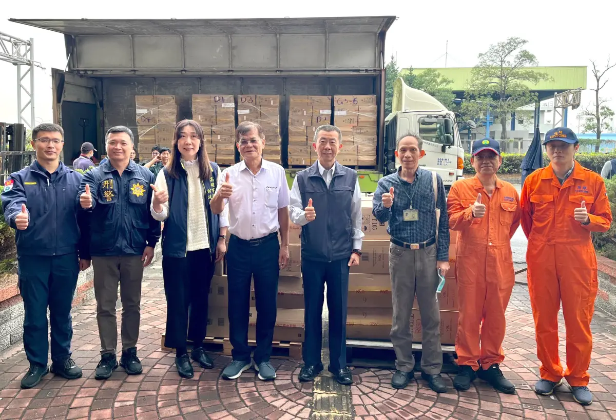 ▲高雄港警總隊大仁中隊查獲利用空貨櫃走私未稅私菸案。(圖／高雄港警總隊提供)