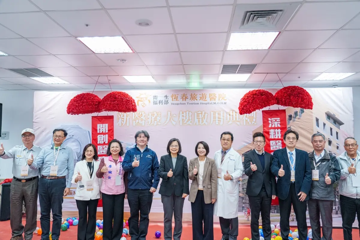 ▲總統蔡英文、縣長周春米等人為恆春旅遊醫院新醫療大樓啟用。（圖／屏東縣政府提供）