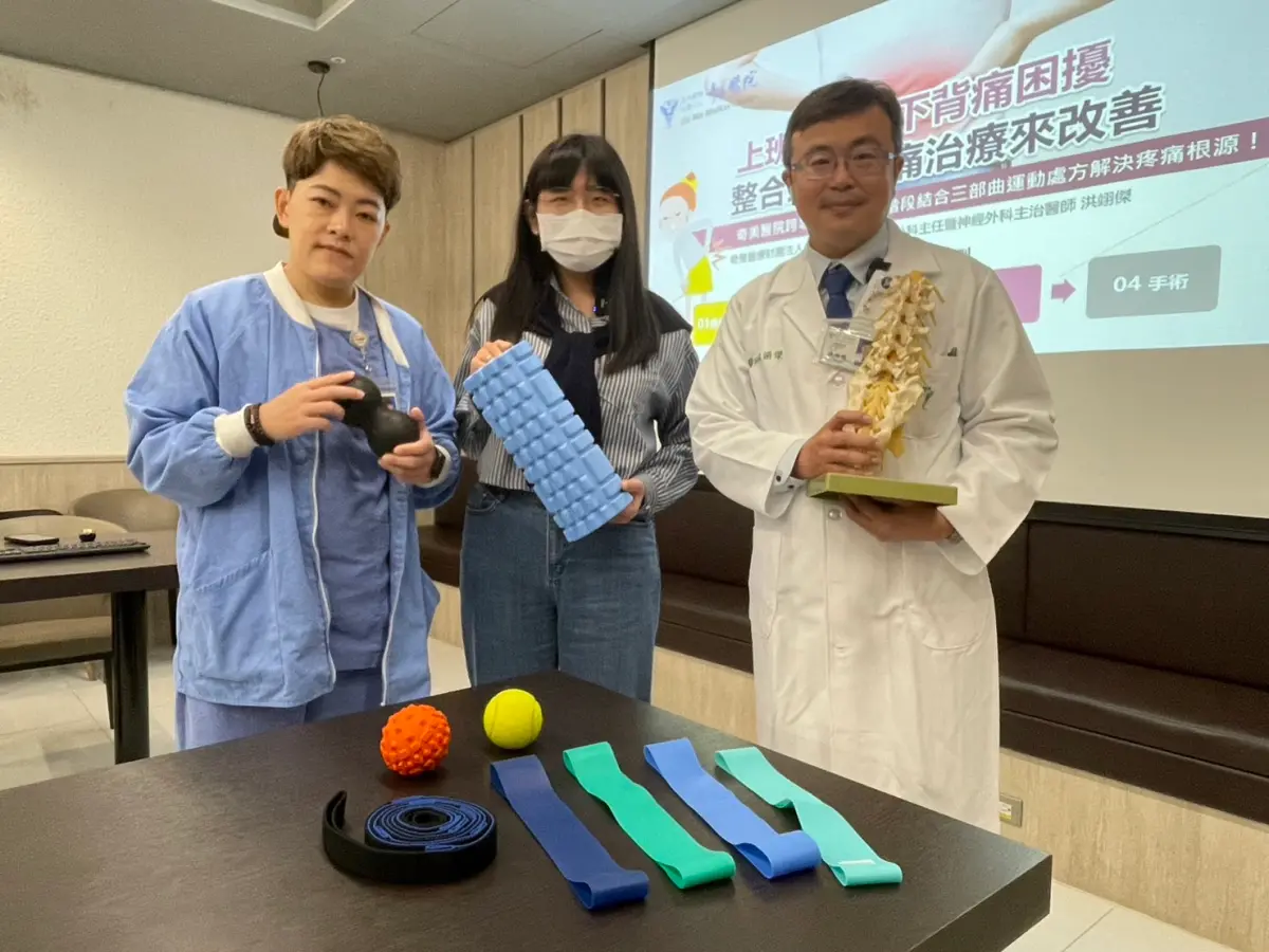 ▲奇美醫院一般醫學外科主任暨神經外科主治醫師洪翊傑(右)、奇美醫院健康促進護理師蔡雨宸(左)以三階段結合三部曲運動處方幫助黃小姐(中)解決長期腰痛困擾（圖／記者林怡孜攝，2023,12,21）
