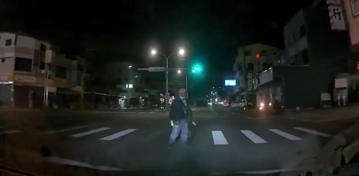 ▲謝男不滿被按喇叭，遂掏刀怒砍來車。（圖／翻攝畫面）