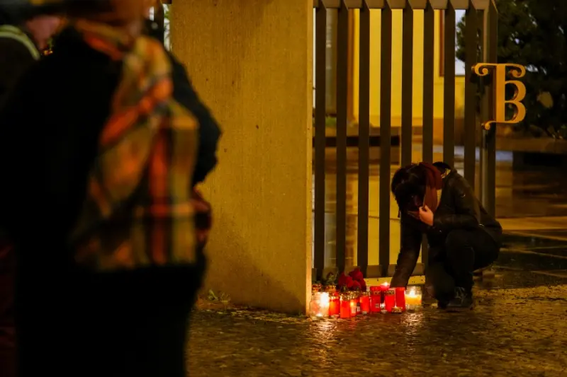 ▲民眾前去慘案發生地點獻花、點蠟燭。(圖/美聯社/達志影像)