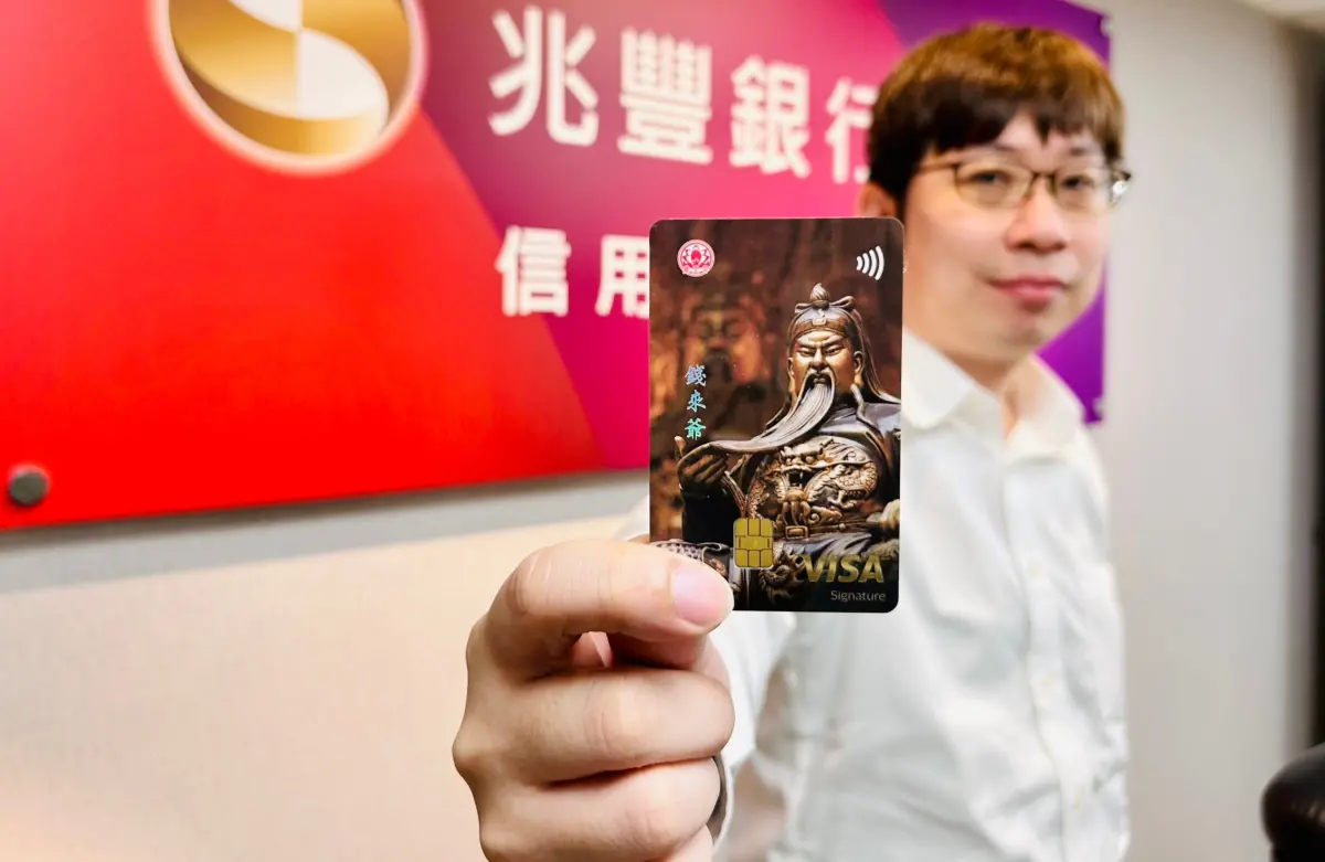 ▲宗教卡含金量高，更顛覆傳統，關公卡男性佔7成，持卡人消費力更不容小覷，廟內平均單筆消費金額達4500元。（圖／兆豐銀行提供）