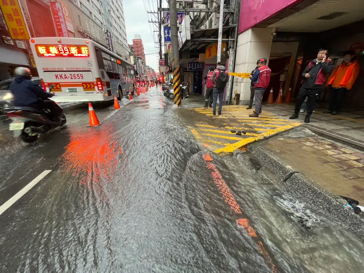▲新北市板橋區南雅南路凌晨路邊自來水管線破裂，造成路面滲出大量水勢，蔓延阻擋一個車道及造成店家騎樓淹水。（圖 ／新北市議員黃淑君提供）