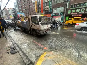 ▲新北市板橋區南雅南路凌晨路邊自來水管線破裂，造成路面滲出大量水勢，蔓延阻擋一個車道及造成店家騎樓淹水。（圖 ／新北市政府提供）