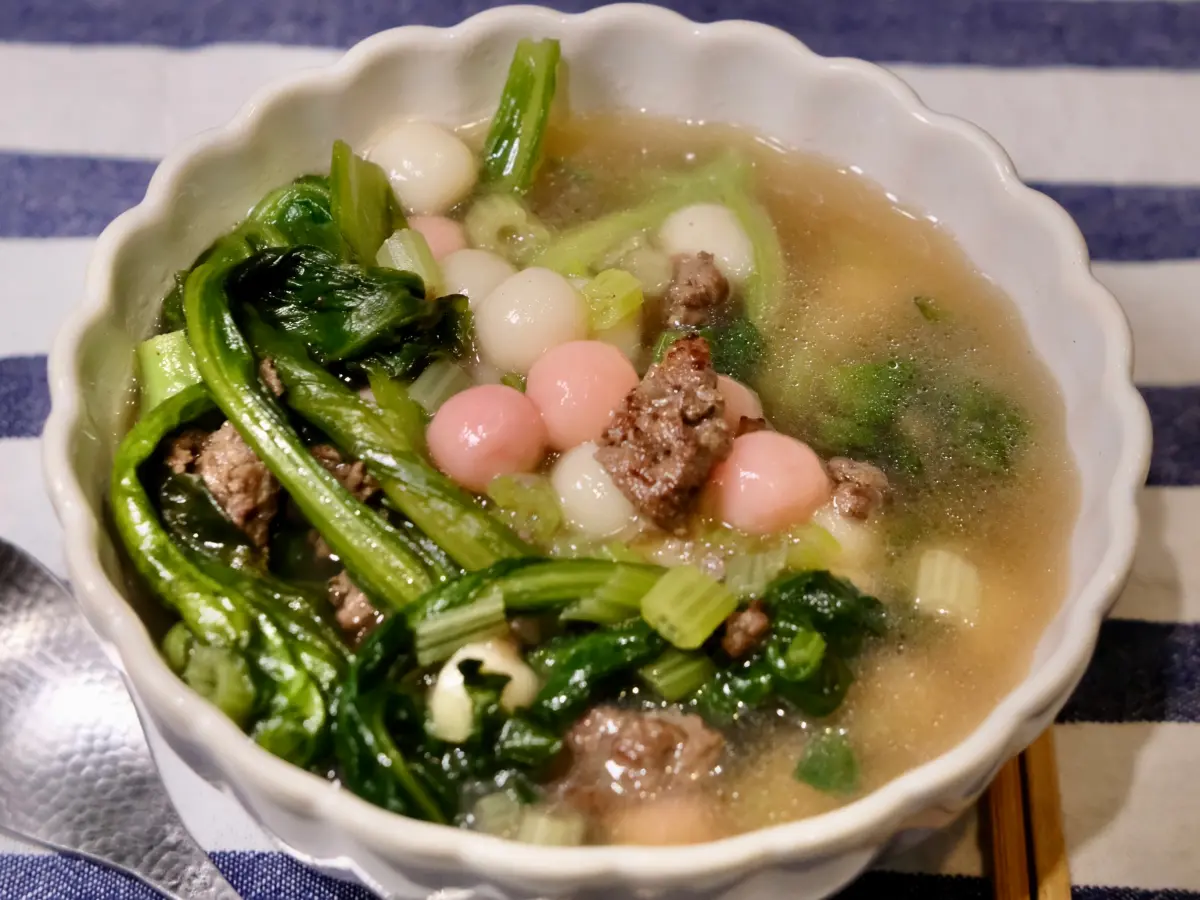 ▲客家鹹湯圓做法超簡單，有網友分享完整做法，而最大關鍵是必加入茼蒿與紅蔥頭，湯頭才會鮮香夠味。（圖／記者葉盛耀攝）