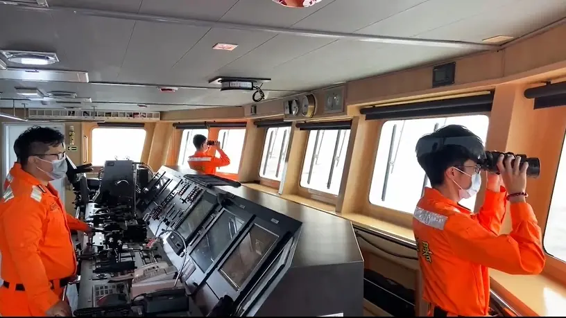 ▲海巡署出動三艦一艇（台南艦、旗津艦、巡護七號、高雄隊10075艇）持續尋找落海的海軍官兵。（圖／海巡署提供）