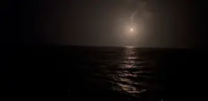 ▲海軍在夜間空投照明彈協助救援。（圖／海巡署提供）