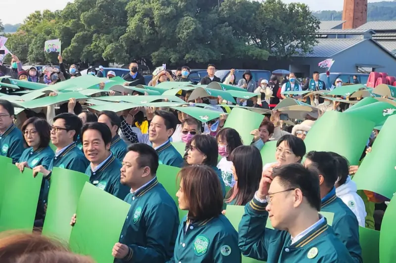 ▲賴清德與鄉親拼圖。（圖／記者陳佩君攝，2023.12.22）