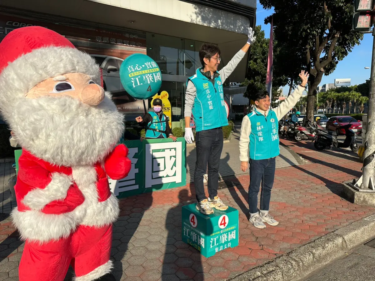 ▲立法委員候選人江肇國在聖誕老公公陪同路口拜票(圖／江肇國提供2023.12.22)