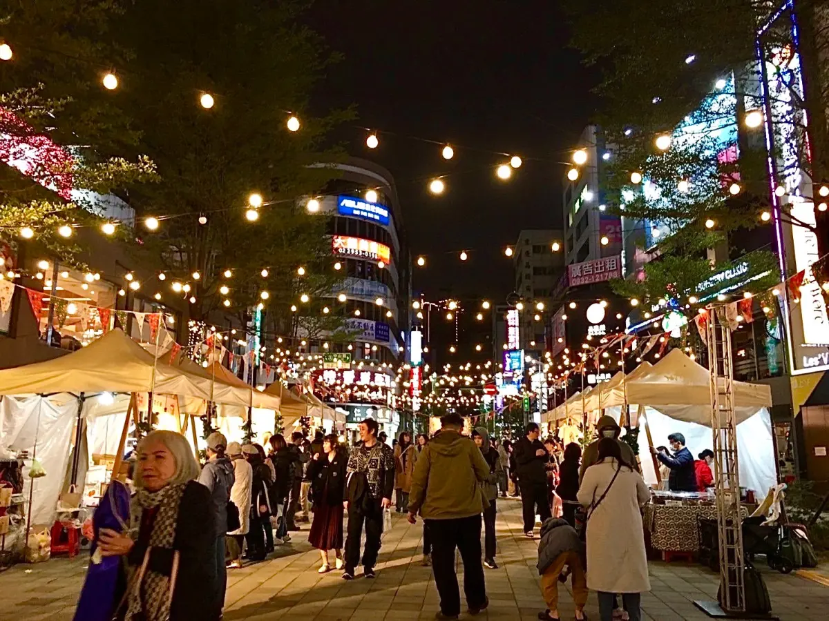 ▲新北歡樂耶誕城府中假日市集感受濃濃的節慶氣氛，邀大家消費購買最炫的禮物。（圖 ／新北市政府經濟發展局提供）