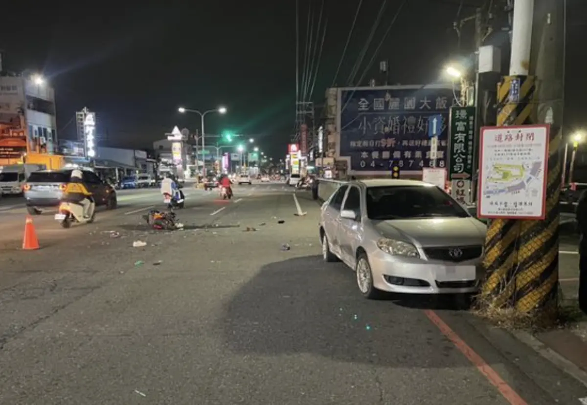 ▲21日晚間，彰化市中山路中山路一段一處巷口發生死亡車禍，一名劉姓騎士疑似剛改完車要試車，行經事故路口時，與蔡姓女子駕駛的左轉轎車發生碰撞，劉男送醫不治。（圖／翻攝畫面）