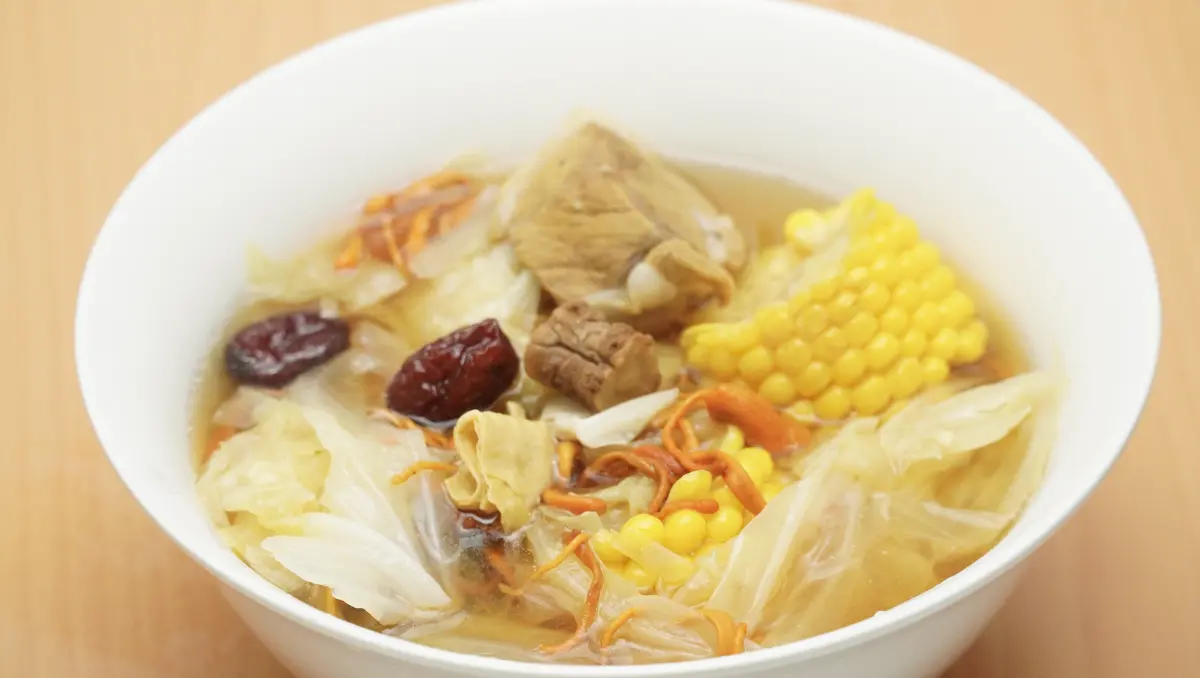 ▲「黃金蟲草羊肉湯」以當歸補血湯為主體，可以補血、補氣。（圖／藥師公會全聯會提供）