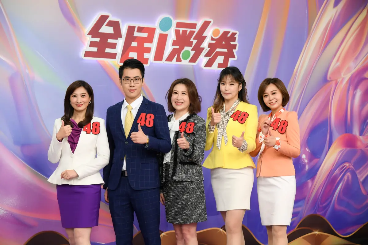 ▲陳斐娟（中）牽線，將東森轉播10年的公益彩券開獎整批團隊挖到三立48台，直呼「感覺蠻爽的」。左起為：蔡佳珍（左起）、夏浩源、陳斐娟、苑曉琬、邱子玲。（圖／三立提供）