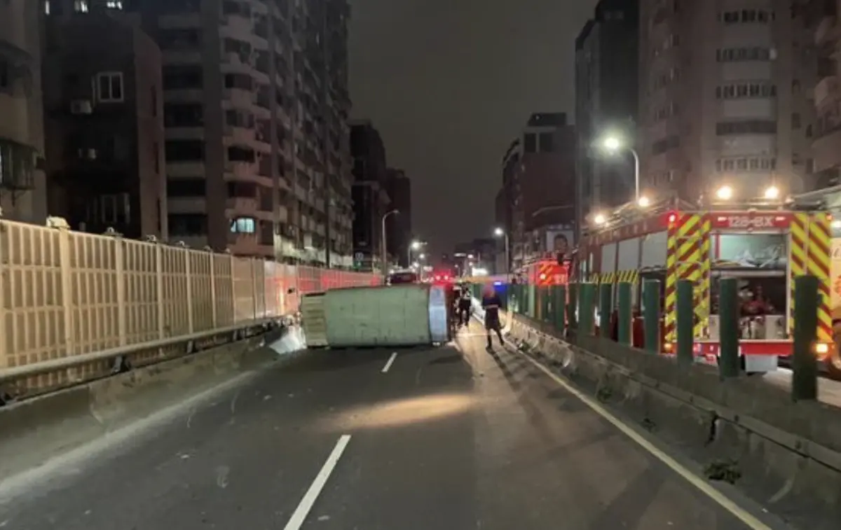 ▲21日深夜11時許，一名蔡姓男子深夜送貨，為了提起精神，喝完「保力達B」一路從北市永樂市場往新北樹林，途中不慎失控自撞護欄側翻，後續蔡男自行脫困，經警方酒測，蔡男酒測值達0.18，警詢後被依公共危險罪嫌移送新北地檢署偵辦。（圖／翻攝畫面）