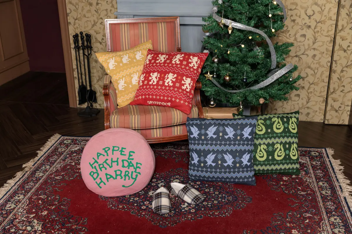 ▲飛航模飾推出第二波秋冬商品「哈利波特聖誕系列」，讓哈利波特迷也能在家中營造最接近魔法學院的臥室風格，送禮、自用兩相宜。（圖／品牌提供）