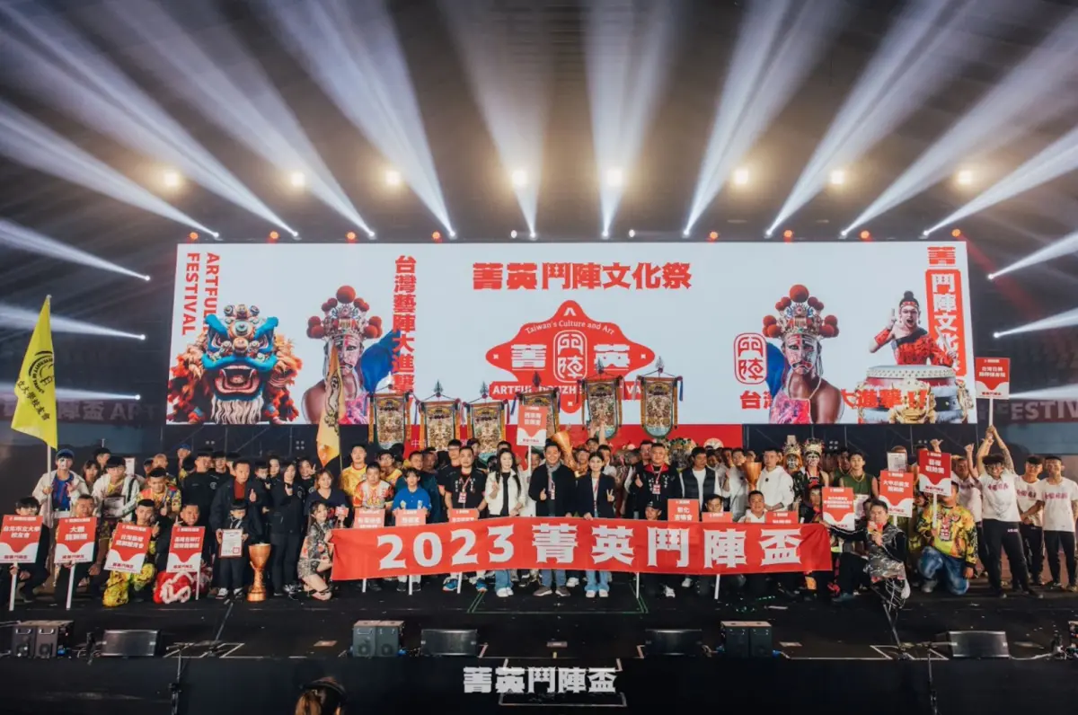 ▲2023菁英鬥陣最佳團體、競技獎隊伍-基隆吉師打國術龍獅團、台灣藝權龍獅體育會、西來庵吉興堂、台北拱吉堂本舘什家將、聯豐龍獅戰鼓團、藝權戰鼓團大合影。（圖／品牌提供）