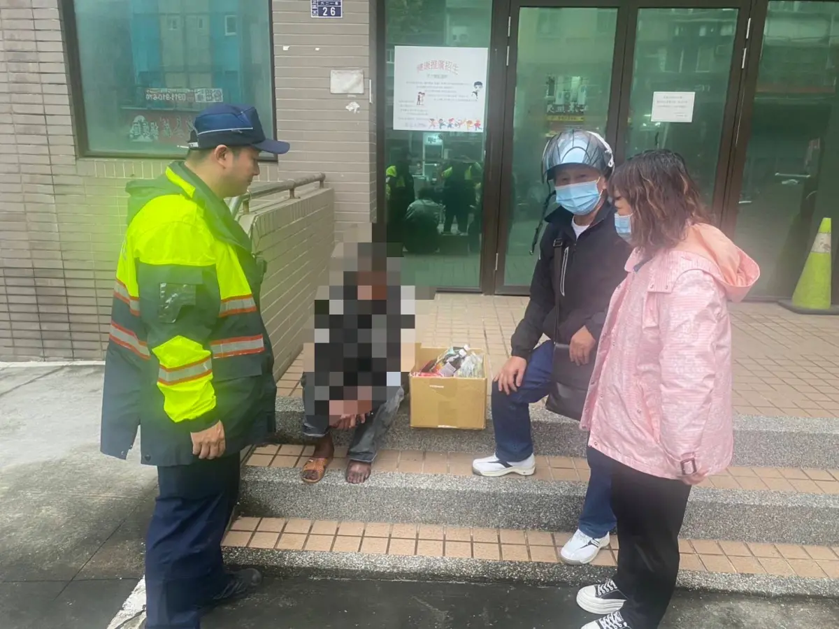 ▲寒流來襲天氣急凍，基隆市張姓八旬老翁日前家中遭火災毀損，難以居住，後續他也因高血鉀病送醫住院，20日出院時，里長市府請求幫忙，社會處尋找安置機構只有21日才有床位，因此送回沒水沒電的家中，豈料21日老翁已死亡在附近菜園。（圖／翻攝畫面）