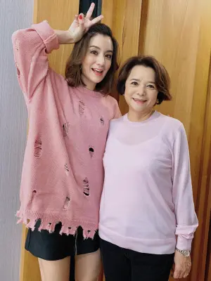▲▼莎莎25歲就完成開店夢想,買下千萬豪宅給媽媽(下圖右)、妹妹過好生活。(圖/翻攝自莎莎小姐IG) ▲▼莎莎25歲就完成開店夢想,買下千萬豪宅給媽媽(下圖右)、妹妹過好生活。(圖/翻攝自莎莎小姐IG)