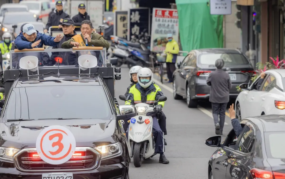 ▲侯友宜今日回到嘉義車隊掃街，不少民眾都搖下車窗手比3表達支持。（圖／侯辦提供）