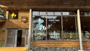 ▲「富錦樹咖啡 FUJIN TREE CAFE」的輕井澤分店，玻璃幕牆設計有代表台灣的101。（圖／富錦樹咖啡提供）