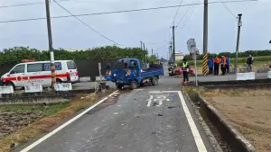 台南麻豆驚悚車禍！2貨車十字路口碰撞　7旬駕駛左腿骨折緊急送醫
