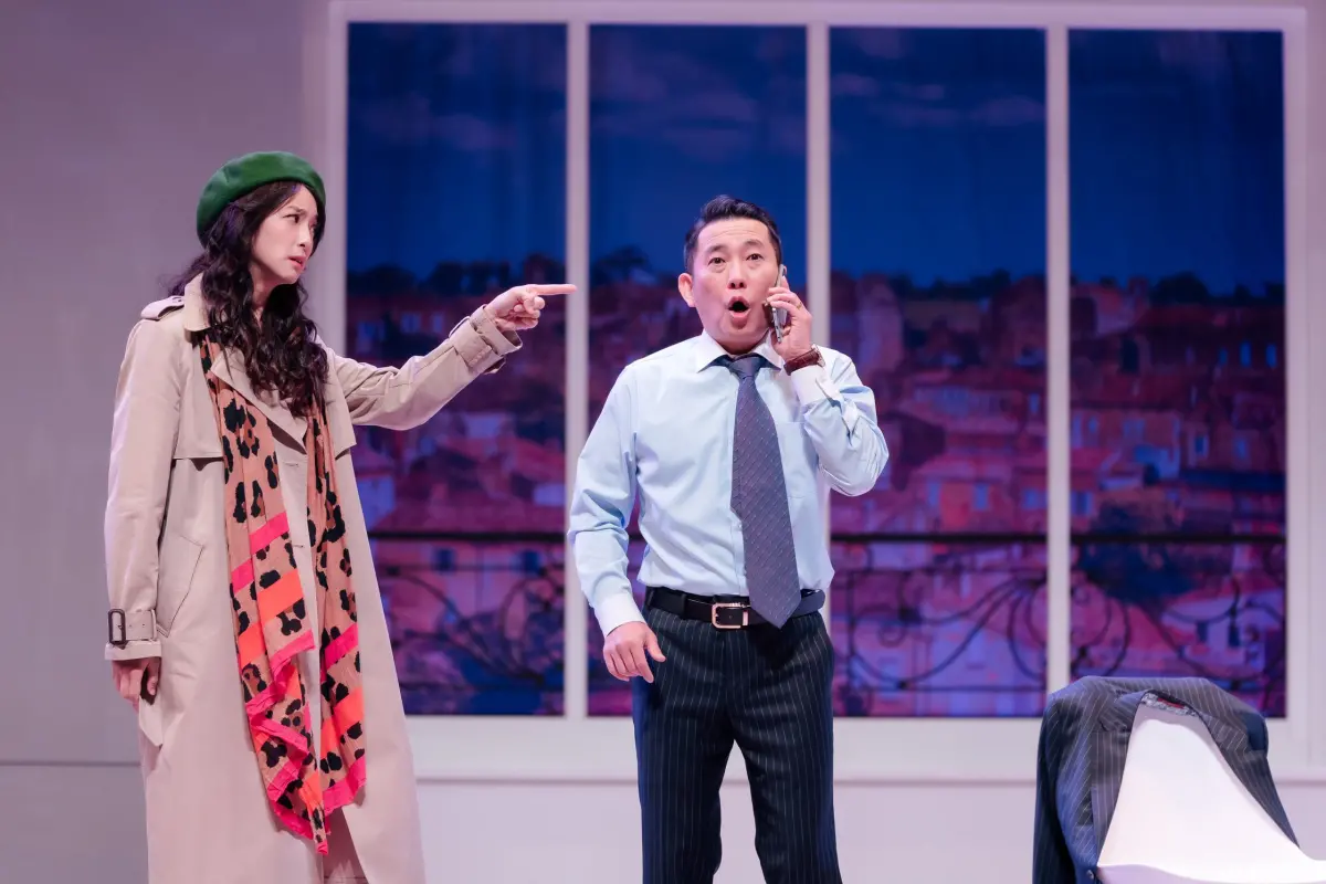 ▲屈中恆（右）與賴雅妍（左）飾演一對偷情男女，屈中恆9歲女兒搶著幫忙對戲。（圖／果陀劇場提供）