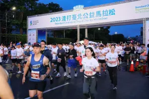 渣打臺北公益馬拉松近2.5萬人　日本視障跑者來台突破自我極限
