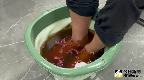 泡腳 黃金舜 ▲用「桂枝、雞血藤、艾葉、乾薑」等4種中藥材,加水滾沸約10分鐘後,混水稀釋成泡腳水,有助於提高免疫力、新陳代謝與助眠。(圖/記者林志怡攝,2023.12.22)