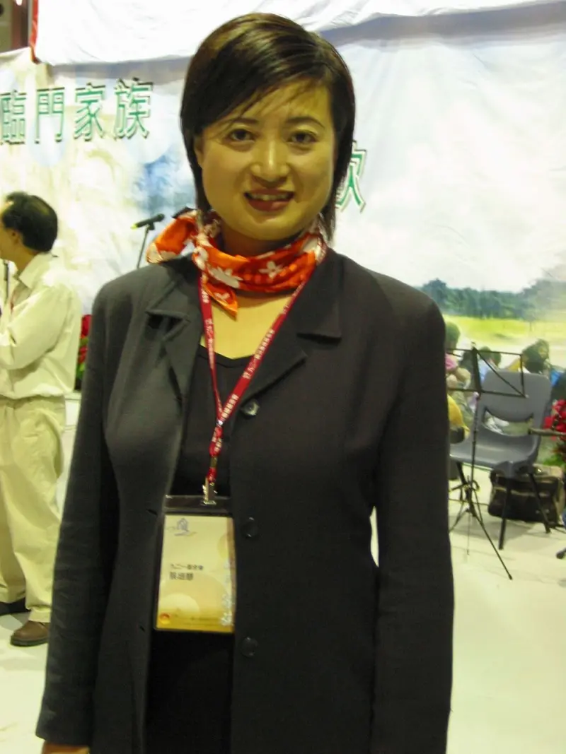 ▲蔡培慧秀出21年前在「中興新村體育館」擔任活動主持人的照片,讓蔡英文差點忘了向大家致意。(圖/立委蔡培慧提供,2023.12.22)