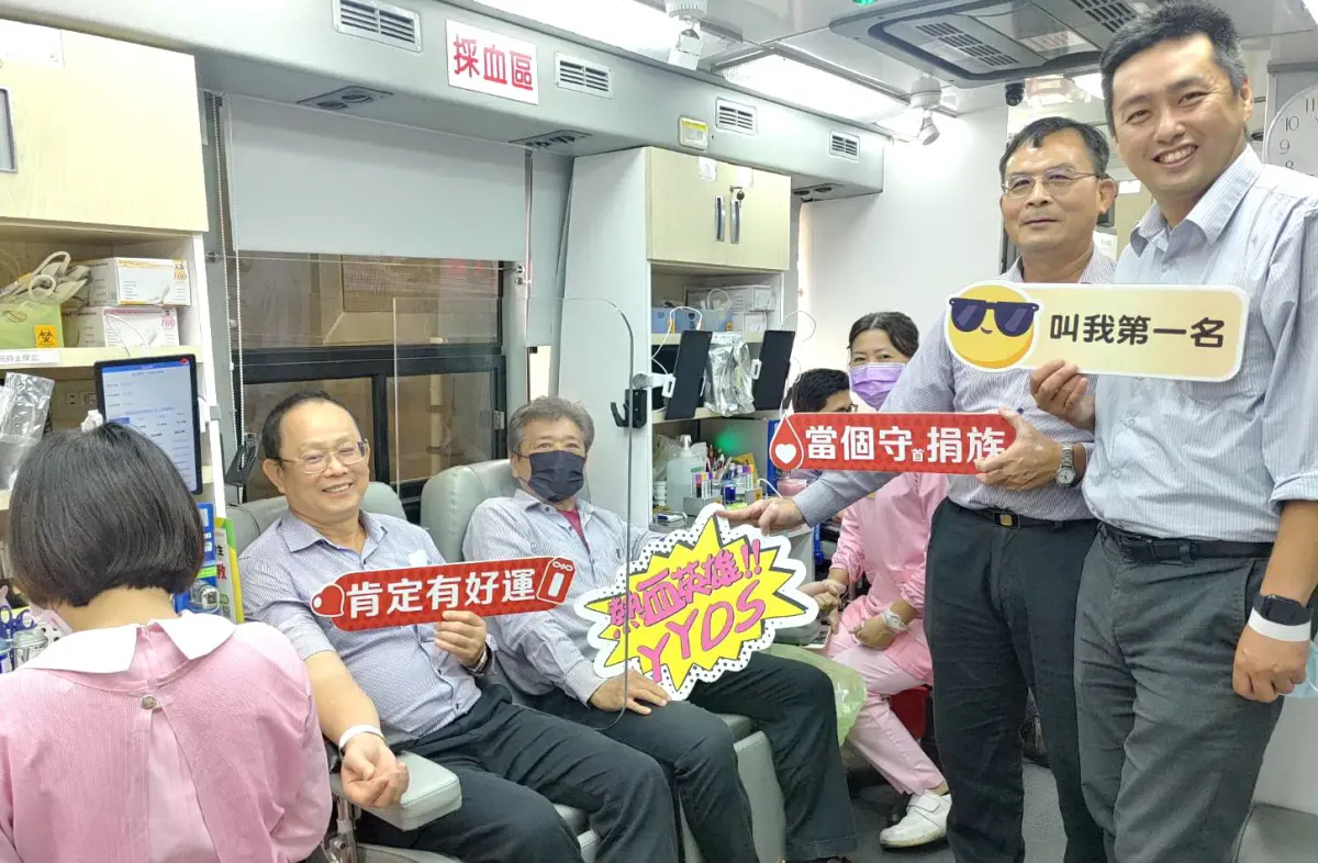 ▲台灣中油公司煉製事業部大林煉油廠舉辦百萬CC公益捐血活動，廠長廖本源(左)率先挽袖捐血。(圖／記者黃守作攝，2023.12.22)