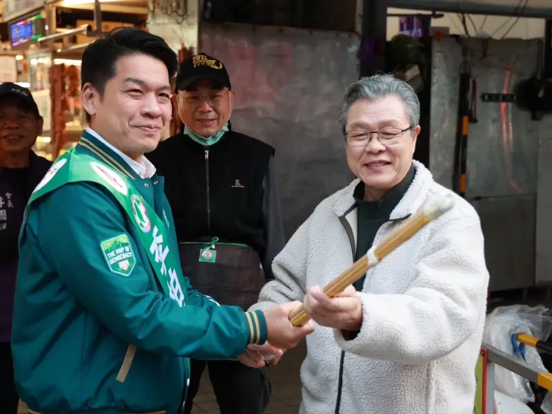 ▲選戰進入倒數，陳其邁今天上午表示，相當擔心左營楠梓選情，下午金鐘歌王楊烈即贈竹劍與抽中四號的候選人李柏毅，盼其在選戰中「勢」如破竹。（圖／李柏毅競選辦公室提供）