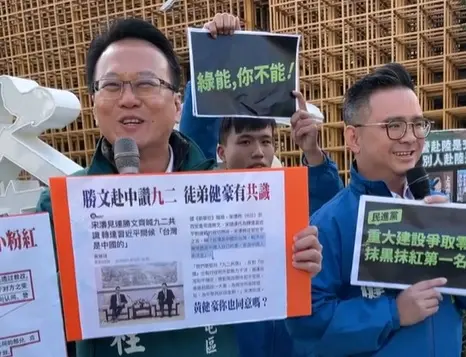 ▲立委莊競程（左）與挑戰者黃健豪（右）街頭互嗆10幾分鐘，最後竟同時憋不住笑意。（圖／翻攝莊競程臉書，2023.12.22）