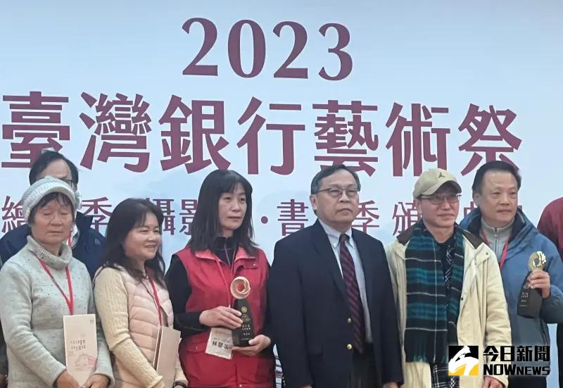 ▲台灣銀行董事長呂桔誠（右三）出席2023年藝術祭頒獎典禮，會後也談到明年景氣有望「穩步增強」。（圖／記者顏真真攝）