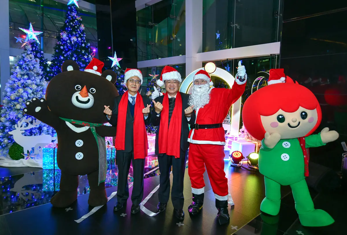 ▲中信金控代理董事長許舒博（中）、總經理陳佳文（左）特地出席，共同敲響耶誕平安鐘。（圖／中信銀行提供）