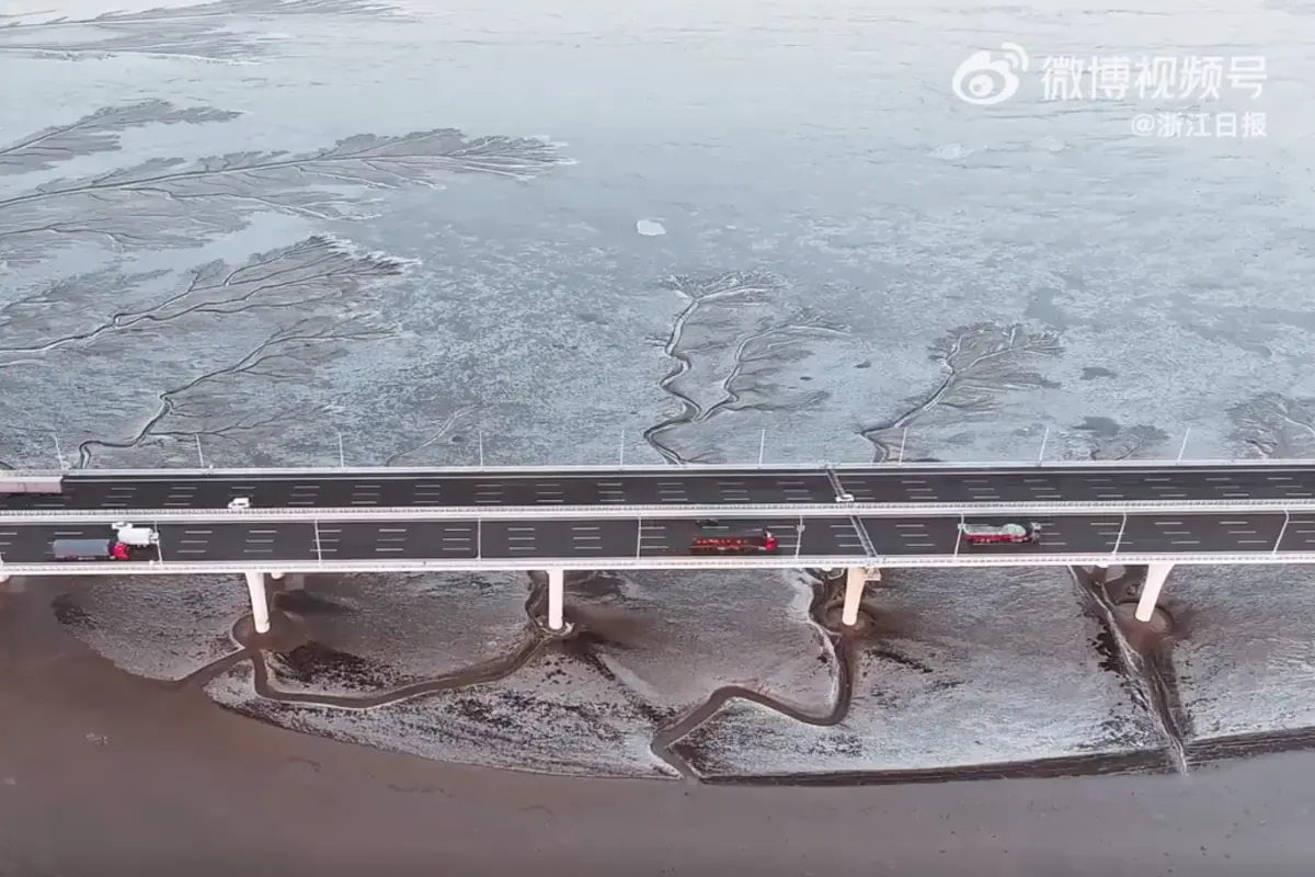 ▲今（22）日是冬至，寒流發威席捲中國東部、中部、南部大片地區，華南多地都創下低溫新紀錄，杭州市更連錢塘江都被冰封。（圖／翻攝自浙江日報微博）