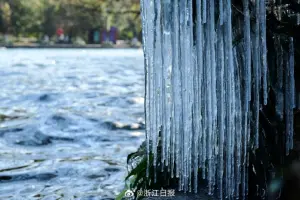 ▲西湖邊出現晶瑩剔透的冰椎。（圖／翻攝自浙江日報微博）