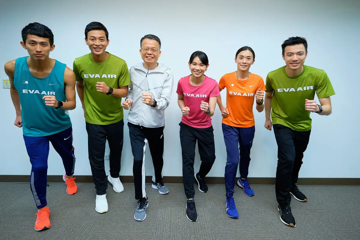 ▲長榮航空長期投注資源於台灣各領域體育選手及體育賽事，落實企業永續，同時共同推動運動風氣。孫嘉明（左三），與贊助的運動選手戴資穎（右三）、盧彥勳（左二）、謝千鶴（右二）、周庭印（左一）及王子維（右一）共同合影。（圖／長榮航空提供）