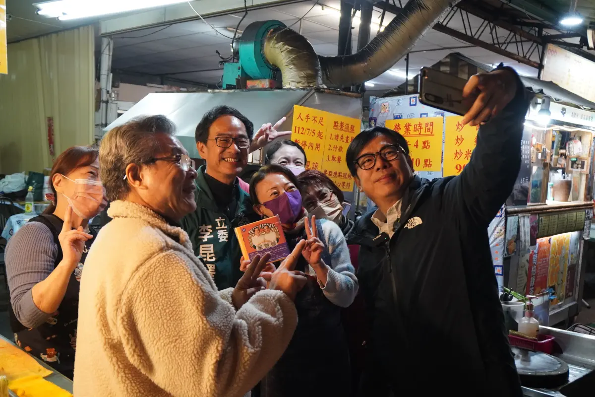 ▲高雄第五選區(三民、苓雅八里)立法委員候選人李昆澤22日攜手金鐘歌王楊烈與高雄市長陳其邁合體拜票，沿途許多熱情民眾邀三人自拍合影。(圖／立委李昆澤提供)