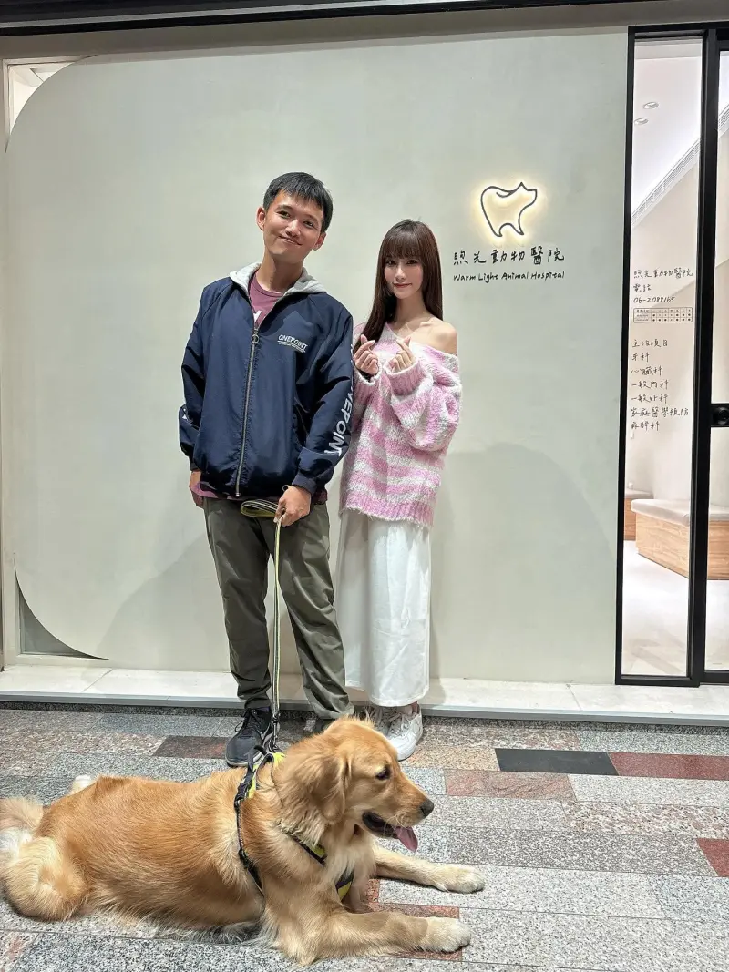 ▲台南Josh透露檢查過程中,媽寶一度亢奮到快抓不住,是Amber拿了潔牙骨給媽寶啃才順利完成檢查。(圖/翻攝自「台南Josh」臉書)